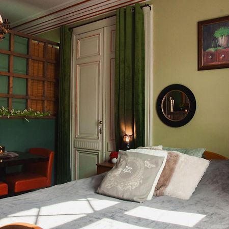 Maison d'hôte Les Notes Endormie Chambre Secrète Berzee Exterior foto